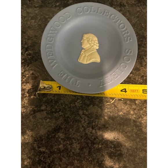 Wedgwood Collectors Society Commemorative Plate W/ Relief Profile - Picture 10 of 10